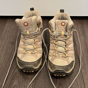 Women’s Merrell Hiking Boots - Size 7.5